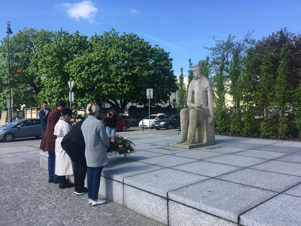 Święto bibliotekarzy i bibliotek kalisz pomnik adama asnyka kalisz - Danuta Synkiewicz  - Radio Poznań