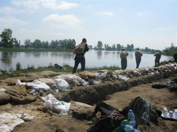 Umacnianie wałów w gm. Żerków w czasie powodzi - Adam Sołtysiak