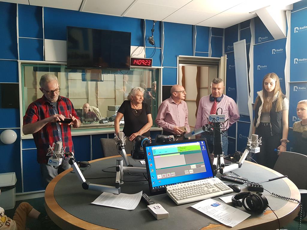 Sympatycy "Kalejdoskopu Medialnego" i aktorzy "Teatrzyku Twittera" 