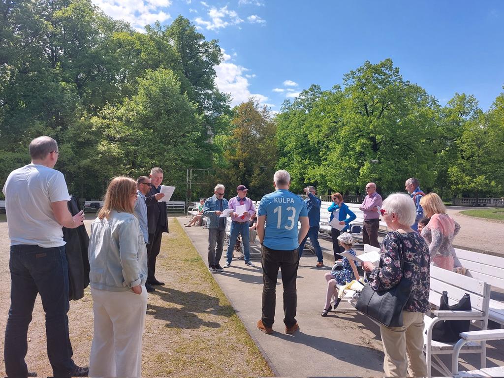 Sympatycy "Kalejdoskopu Medialnego" i aktorzy "Teatrzyku Twittera" 