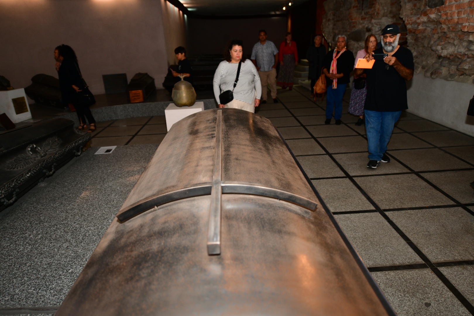 Członkowie plemienia Moreno-Ngarigo odwiedzili poznań grób Pawła Edmunda Strzeleckiego - Wojtek Wardejn - Radio Poznań