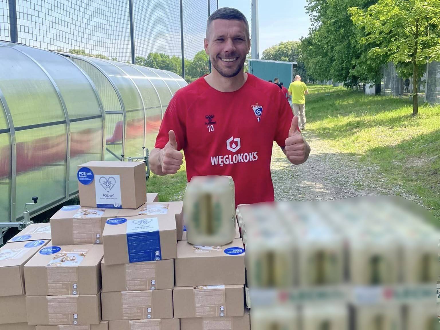 piwo i rogale dla lukasa podolskiego - Kibice Lecha Poznań