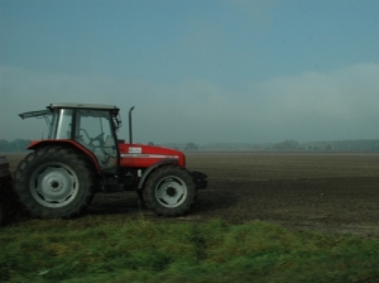 Ciągnik rolniczy na polu - TomFoto