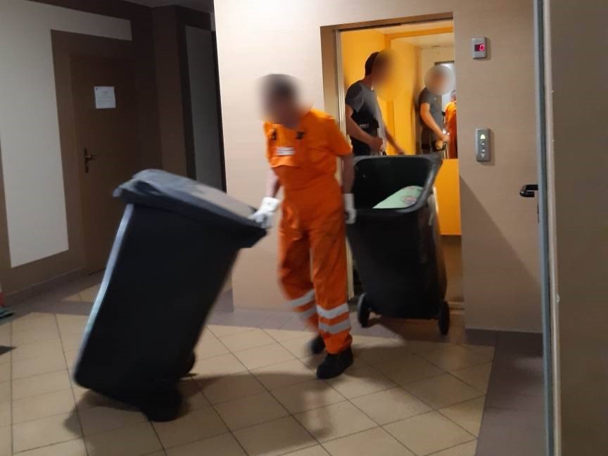 szyperska wywożą śmieci windą z bloku - Słuchaczka