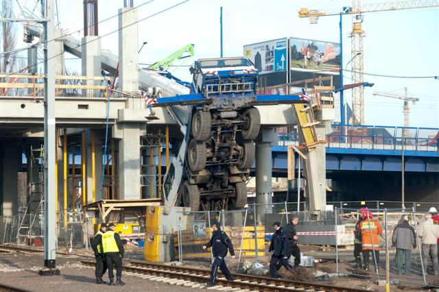 Wypadek dźwigu - dworzec - Marek Lapis - Pressphoto.pl