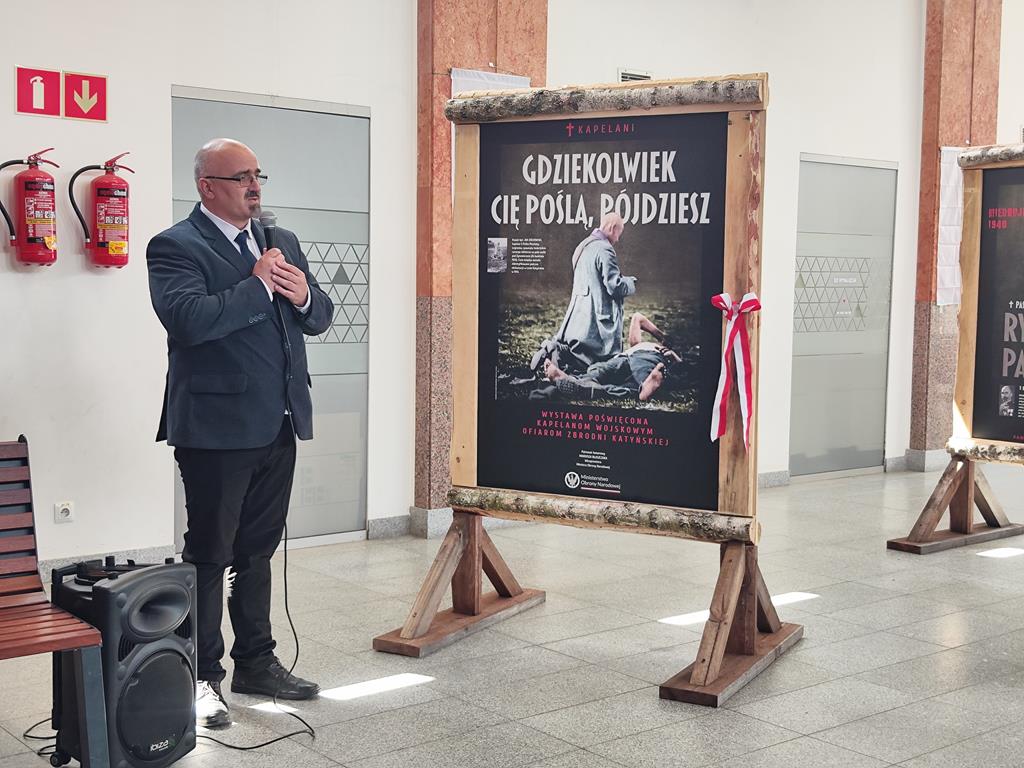 wystawa kapelanów zamordowanych katyń dworzec piła - Przemysław Stochaj - Radio Poznań