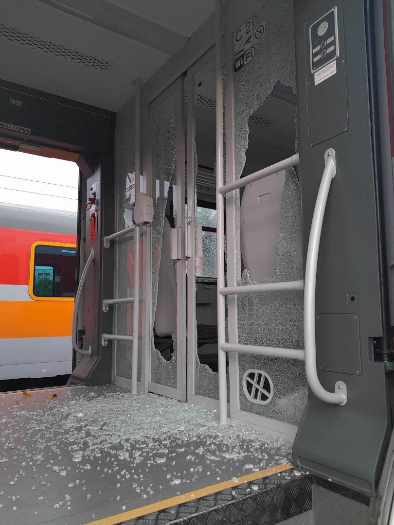 zniszczyli pociągi nastolatkowie lesznoe - KMP Leszno