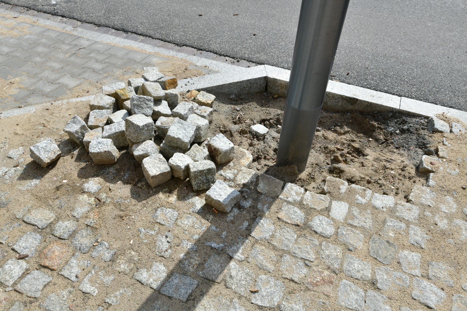 remont kolejowej zapomnieli słupów oświetleniowych - Wojtek Wardejn - Radio Poznań