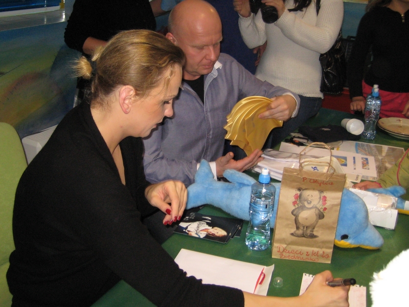 Otylia Jędrzejczak - daje autografy - Aleksandra Włodarczyk