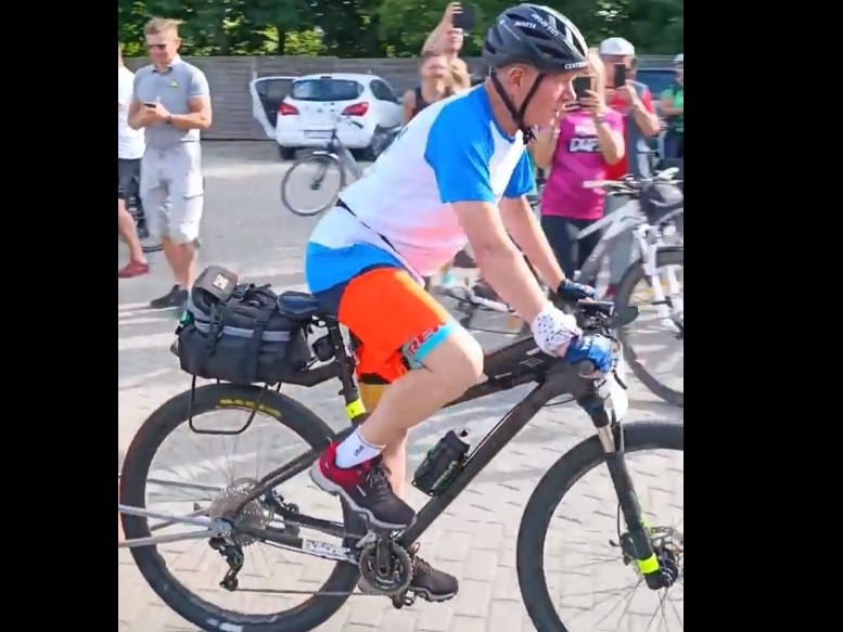 Marek Szweda okrąża polskę rowerem - Centrum Frame Running