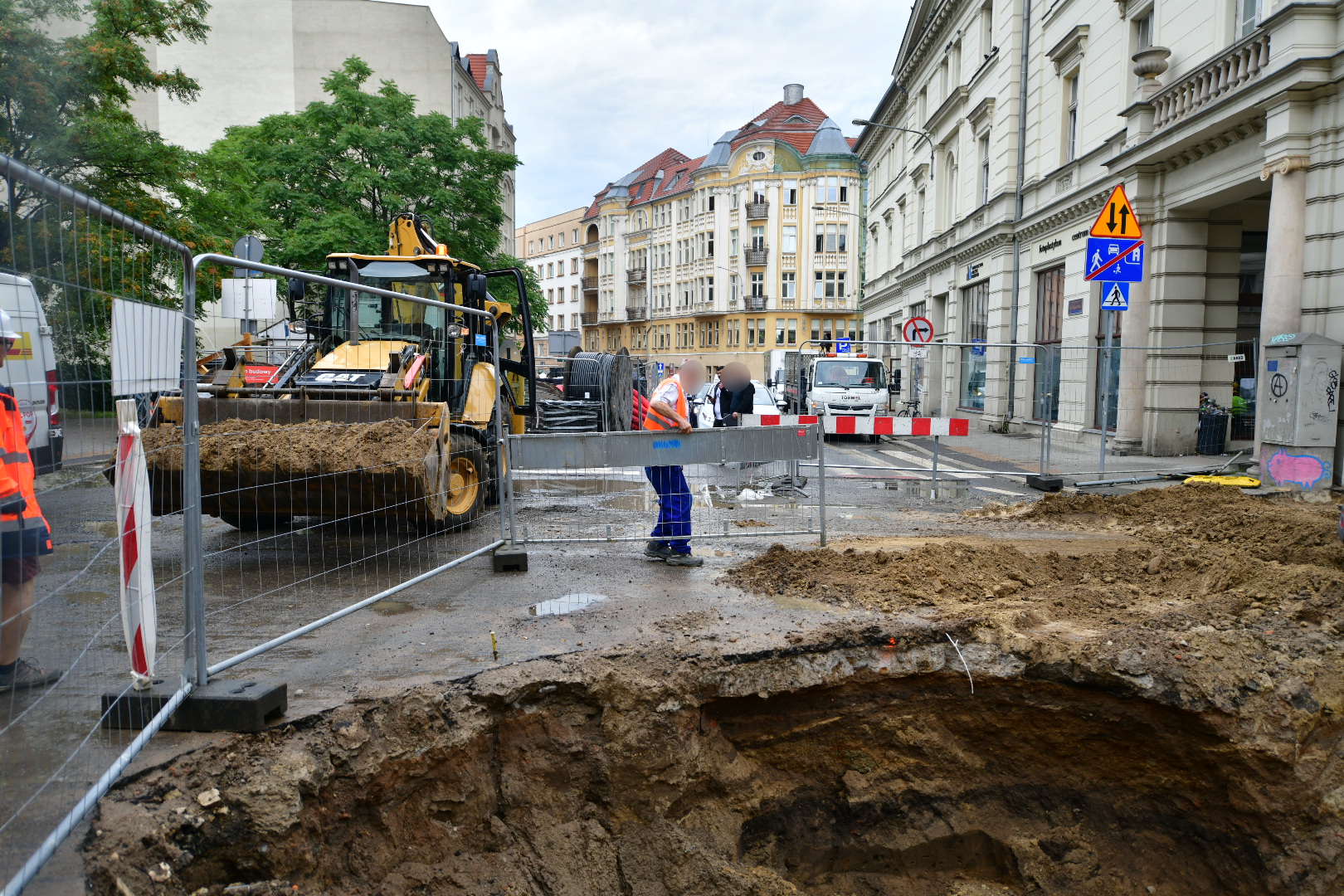 skrzyżowaniu ulic 27 Grudnia i Ratajczaka niewidomy wpadł do wykopu - Wojtek Wardejn - Radio Poznań