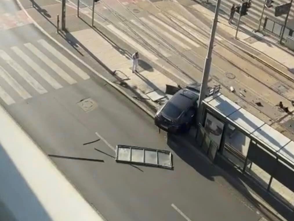 Auto wjechało w przystanek autobusowo-tramwajowy "Bałtyk" w Poznaniu -  ig: poznan_moment
