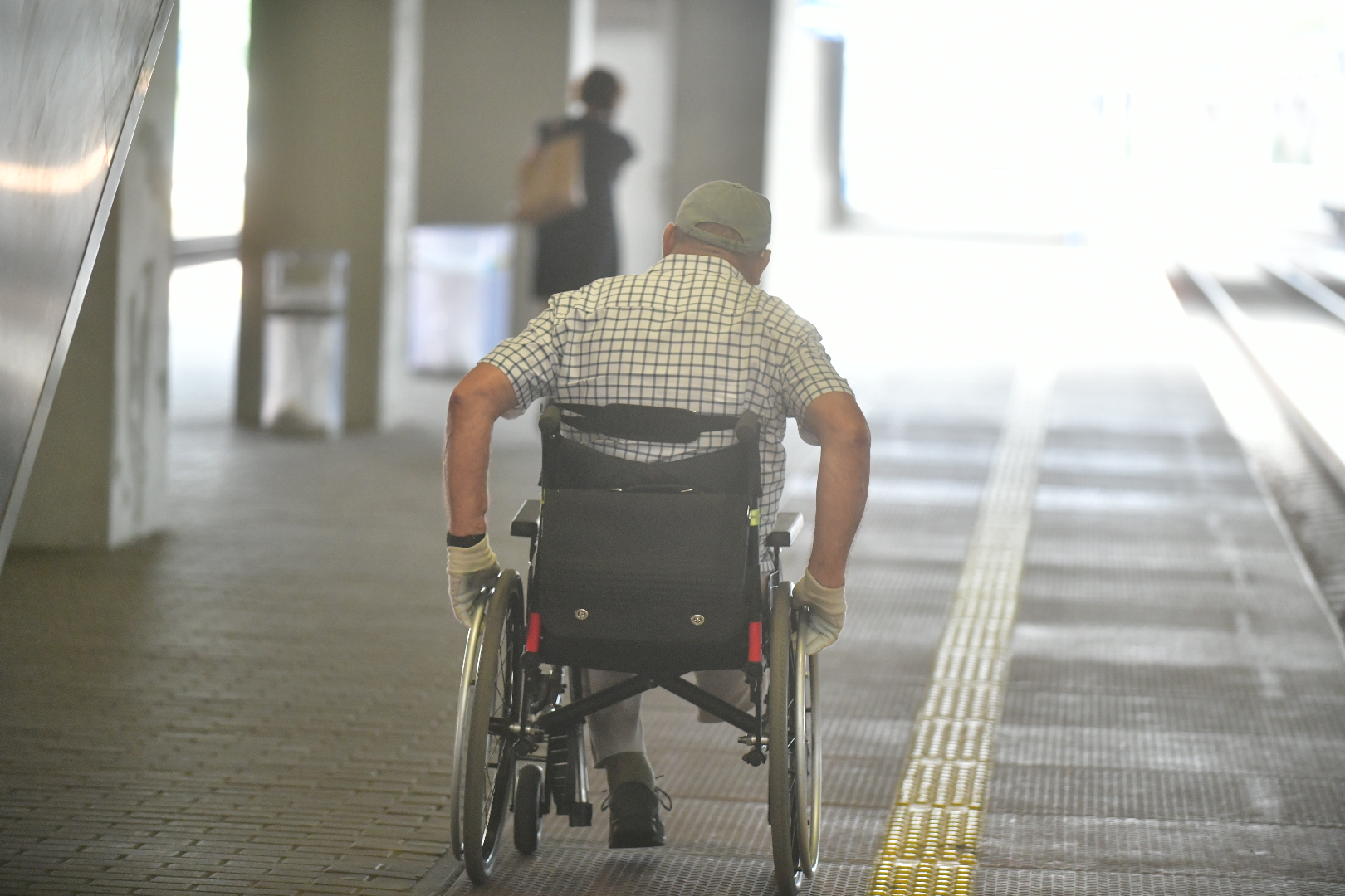 mężczyzna na wózku ewakuacja dworca - Wojtek Wardejn -  Radio Poznań