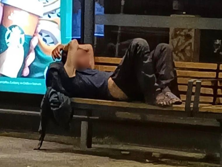 Bezdomny z gnijącą nogą  - ig: poznan_moment