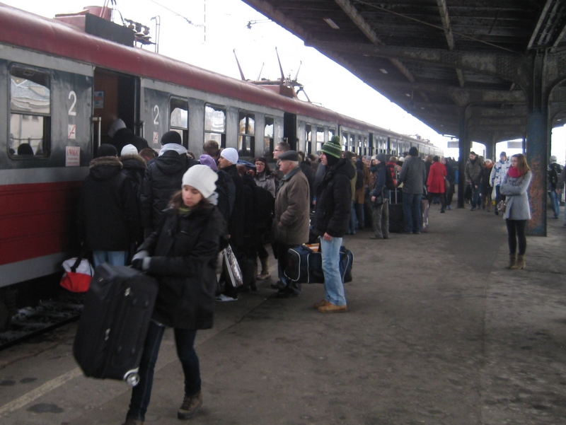 Wsiadają do pociągu - dworzec - Anna Skoczek