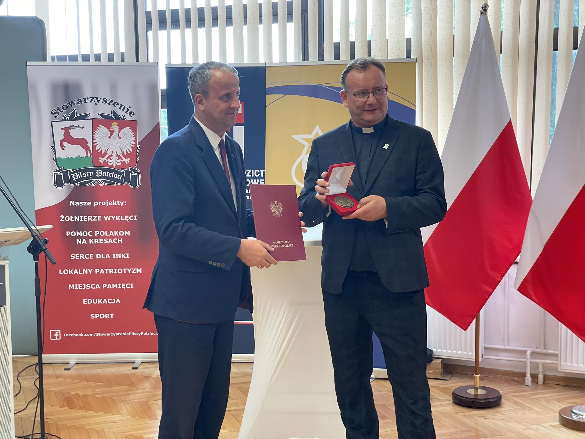 Ksiądz doktor Jarosław Wąsowicz odznaczony przez wojewodę - Kacper Witt - Radio Poznań