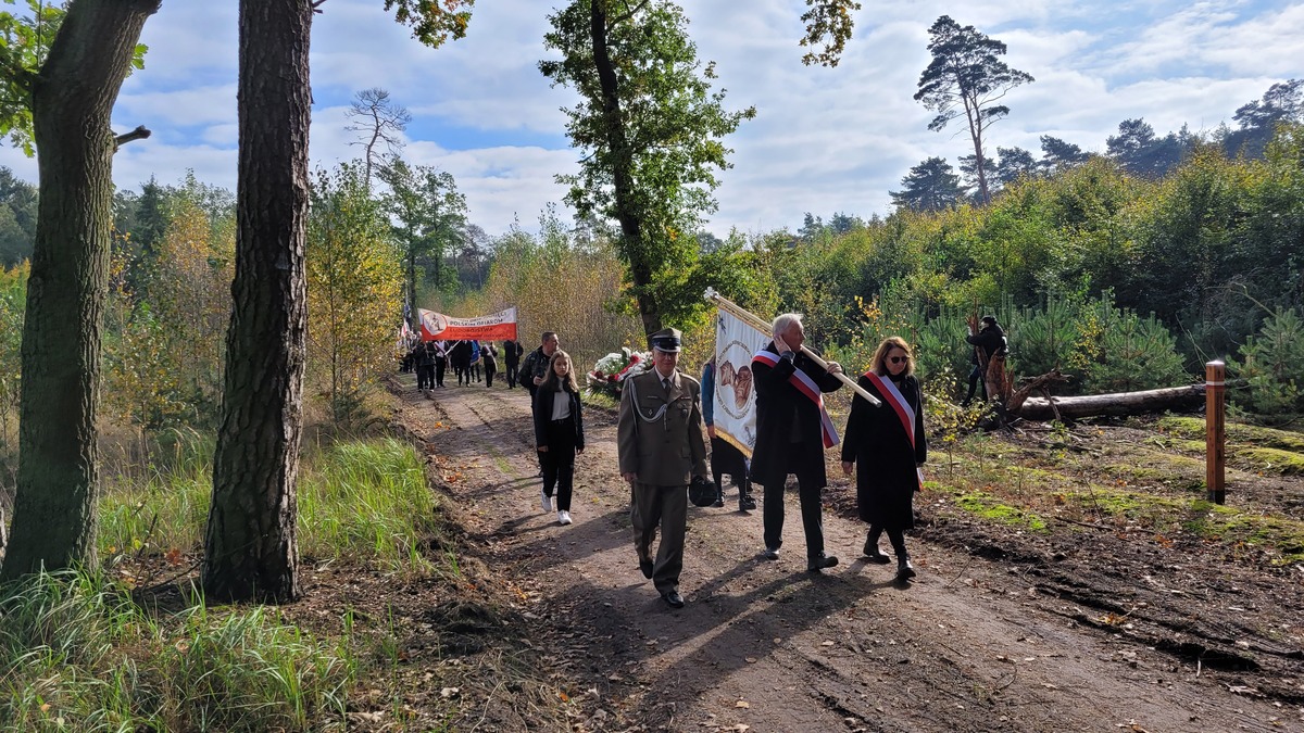 Lasach Palędzko-Zakrzewskich przeszedł Marsz Pamięci - Krzysztof Polasik - Radio Poznań