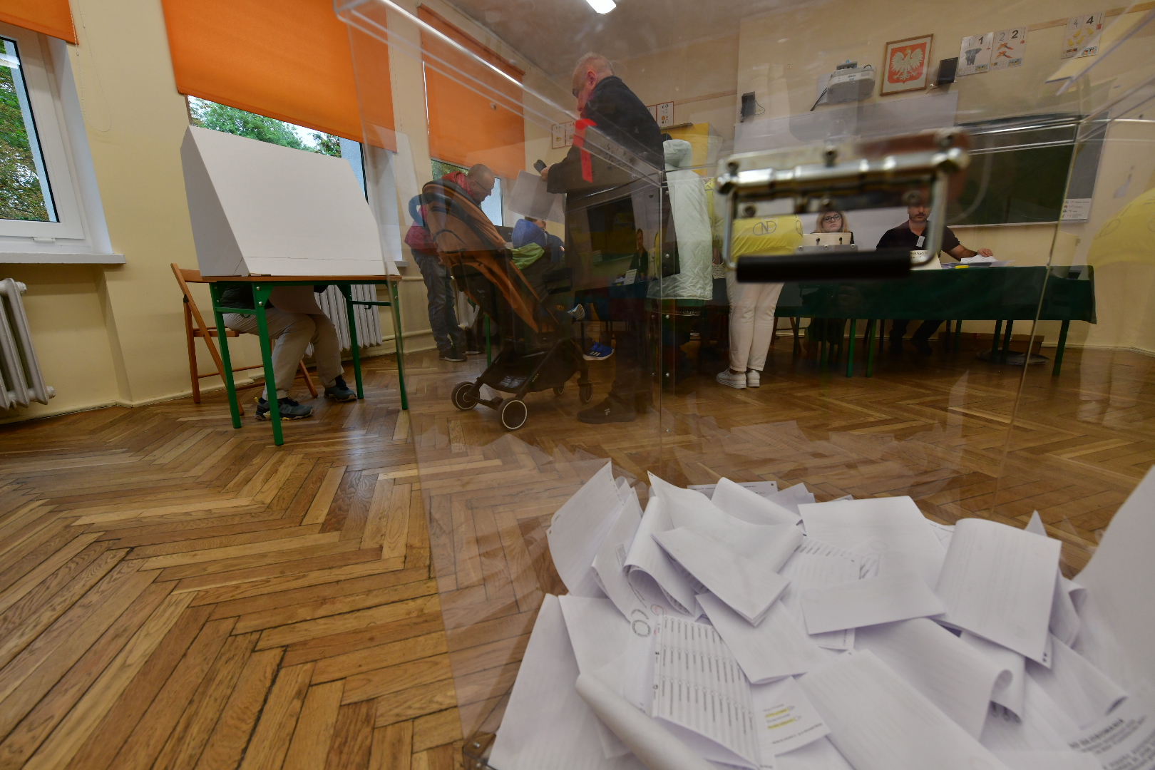 wybory referendum urna wyborcza lokal wyborczy - Wojtek Wardejn - Radio Poznań