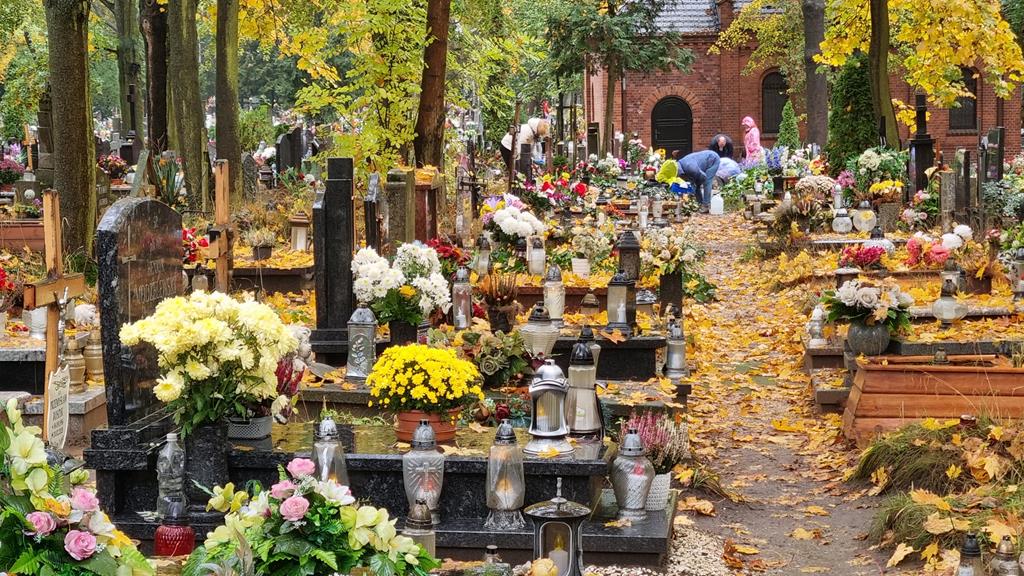 cmentarze poznań wszystkich świętych - Magdalena Konieczna  - Radio Poznań