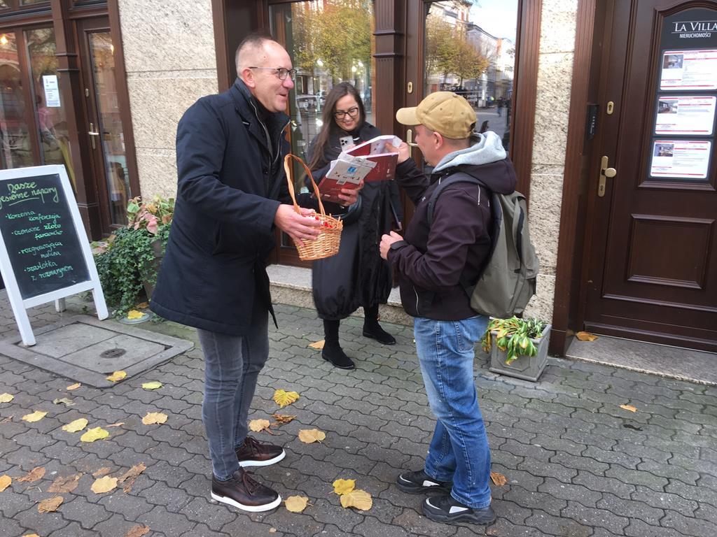 prezydent leszna rozdaje biało-czerwone rozetki - Jacek Marciniak - Radio Poznań
