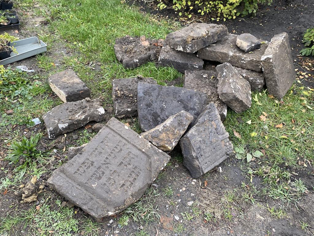 Zniszczone macewy w centrum Leszna  - Maciej Urban