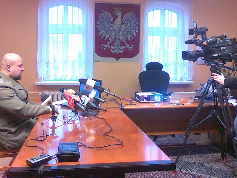 Prokurator Przybyła - przed konferencją prasową - Wojciech Chmielewski - Radio Merkury