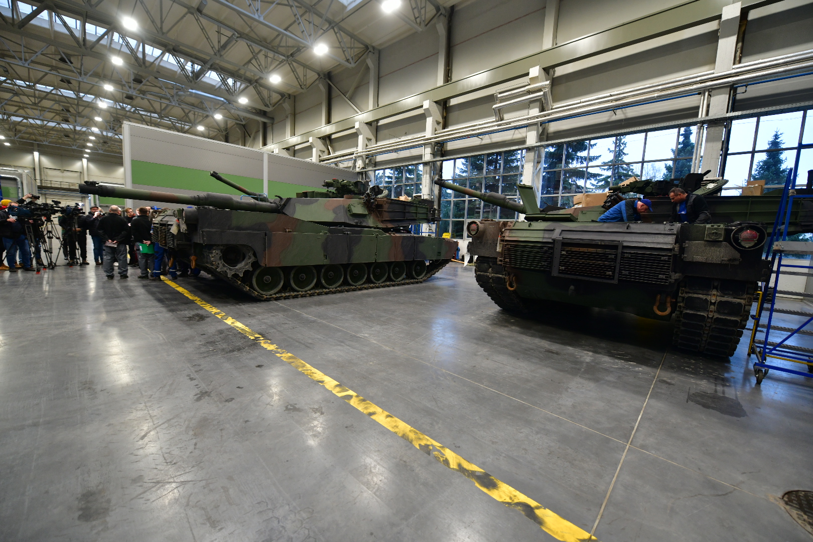 Abramsy w zakładach motoryzacyjnych wzmot - Wojtek Wardejn - Radio Poznań