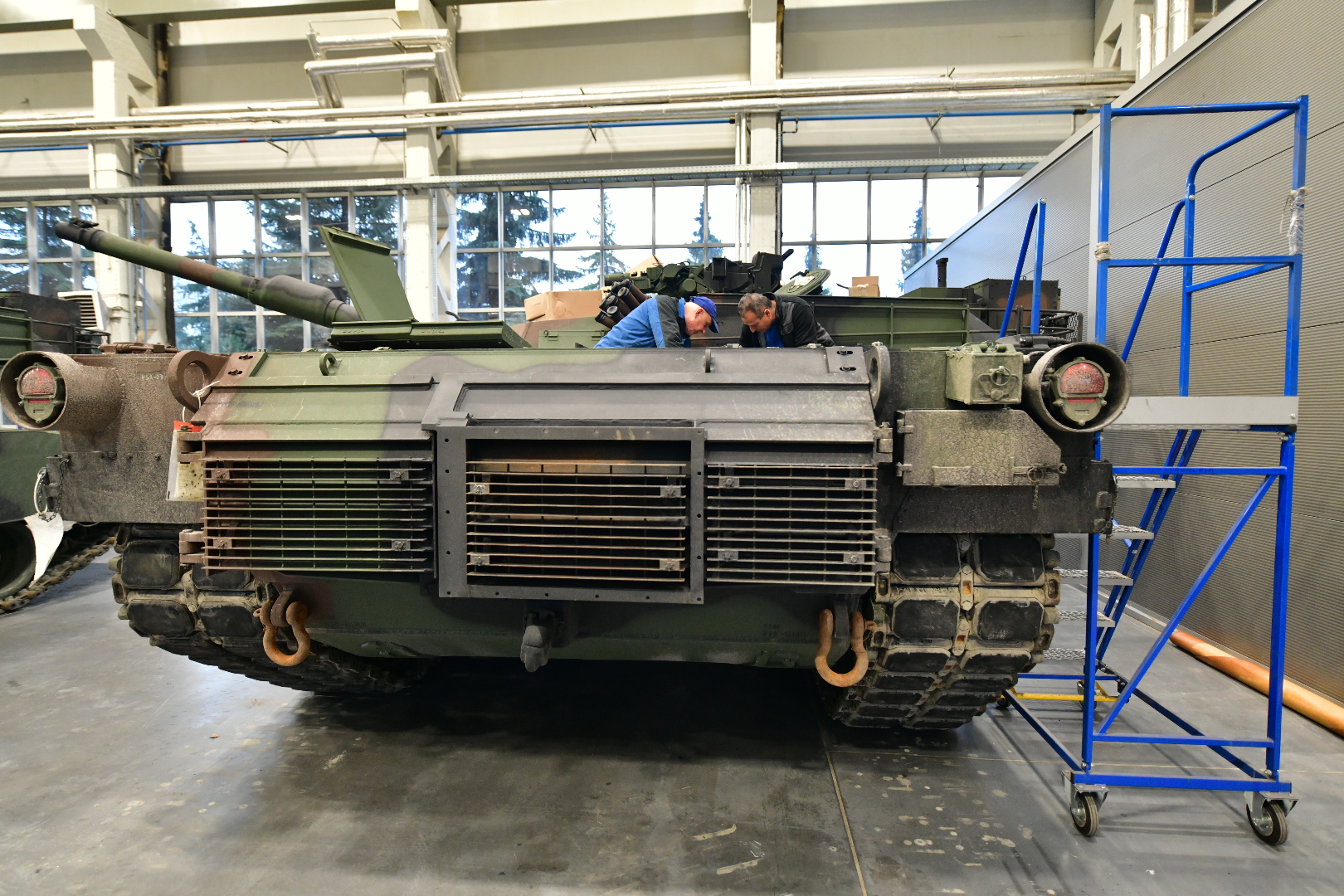 Abramsy w zakładach motoryzacyjnych wzmot - Wojtek Wardejn - Radio Poznań