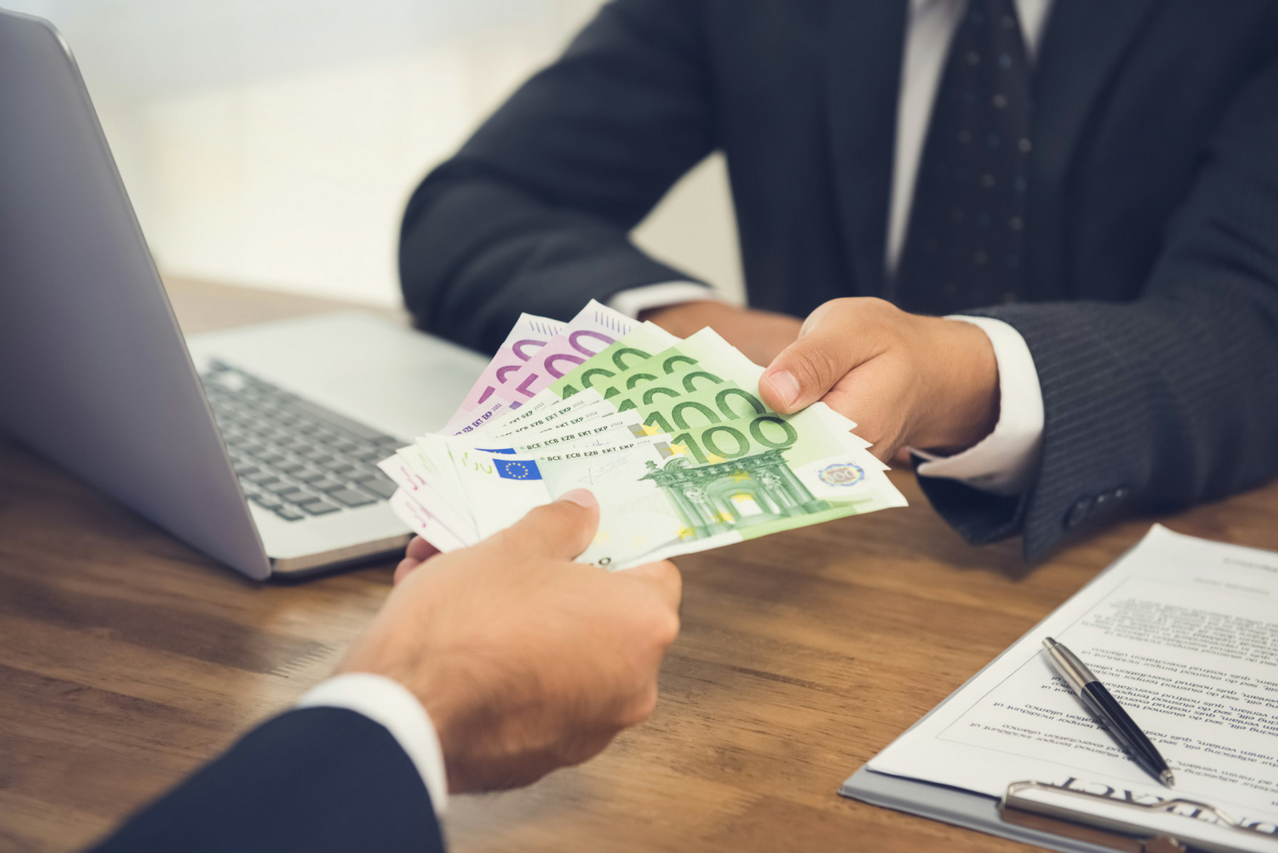 biznesmen-daje-pieniadze-swojemu-partnerowi-euro-banknoty-podczas-gdy-robic-kontraktowi - http://freepik.com/