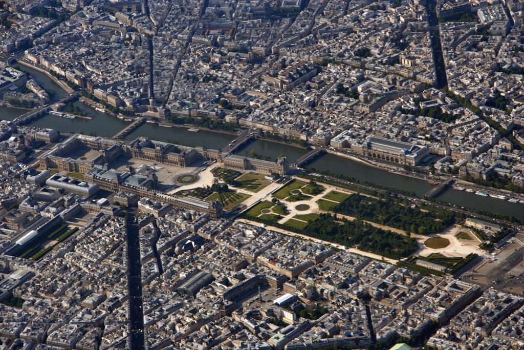 Louvre_Paris_from_top (Copy) - Matthias Kabel  - Wikipedia/CC BY-SA 3.0