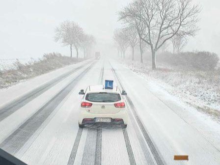 śnieżyca trudne warunki na drodze śnieg droga - MotoSygnały