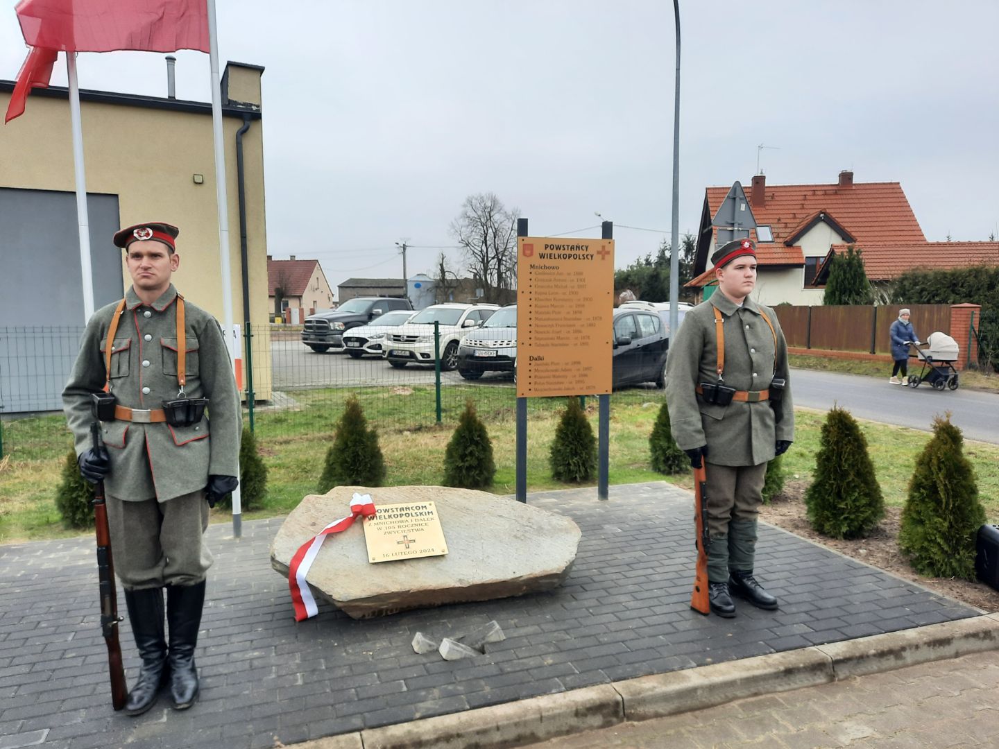 mieszkańcy Dalek i Mnichowa uczcili powstańców tablica powstańcy - Rafał Muniak - Radio Poznań