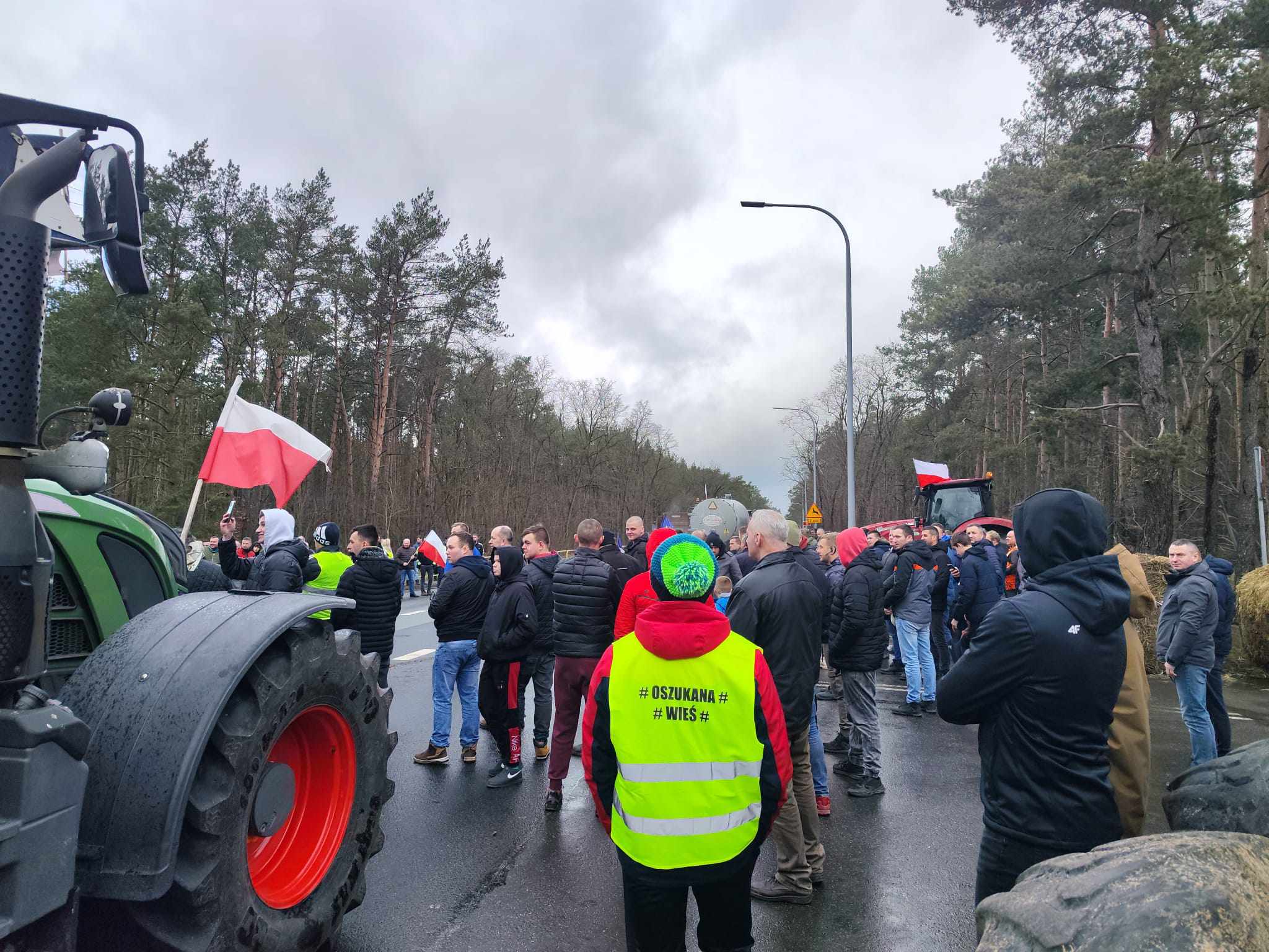 Rolnicy wysypali obornik na drogę krajową nr 11 - Przemysław Stochaj - Radio Poznań