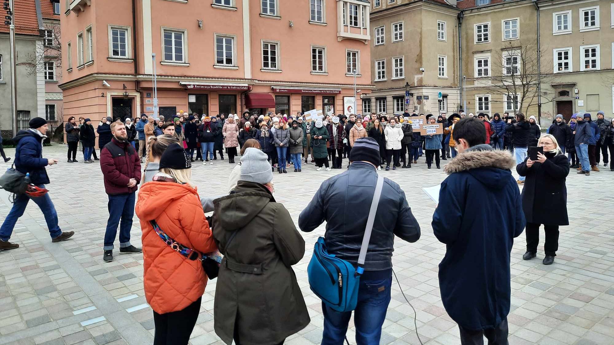 protest urzędników plac kolegiacki - Adam Michalkiewicz  - Radio Poznań