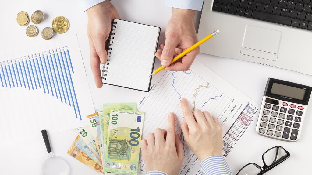 top-view-people-discussing-finances-manners (Copy) - Materiał sponsorowany