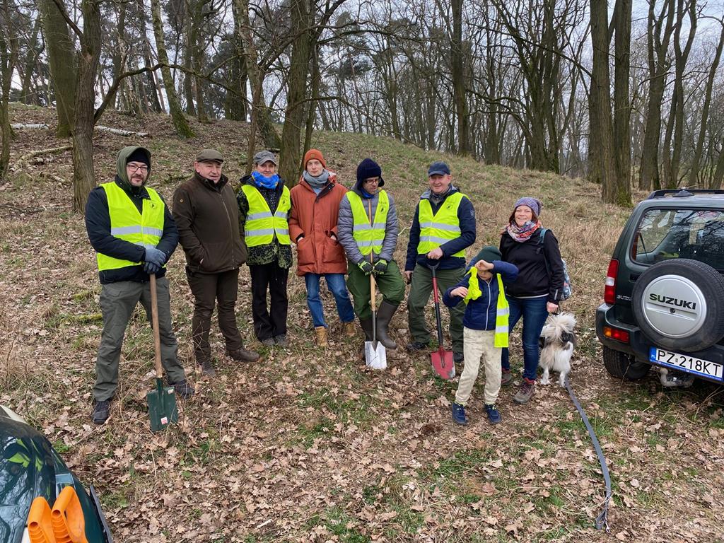 sadzenie lasu wolontariusze - Maja Jabłońska