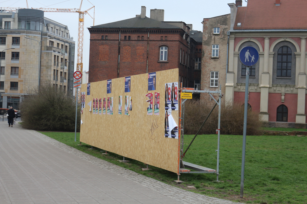 deski wyborcze kontrukcje wyborcze plakaty wyborcze - Leon Bielewicz  - Radio Poznań