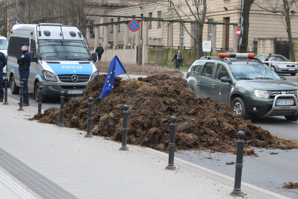 obornik przed urzędem protest rolników - Leon Bielewicz  - Radio Poznań