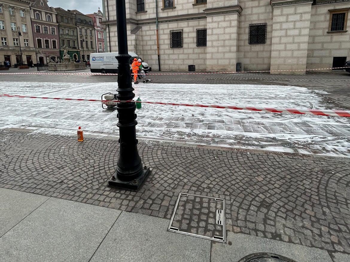 mycie starego rynku płynem - ig:poznan_moment