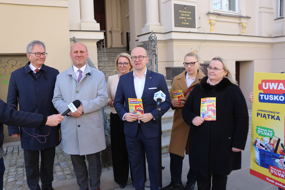 Posłowie PiS pod biurem PO - Leon Bielewicz  - Radio Poznań