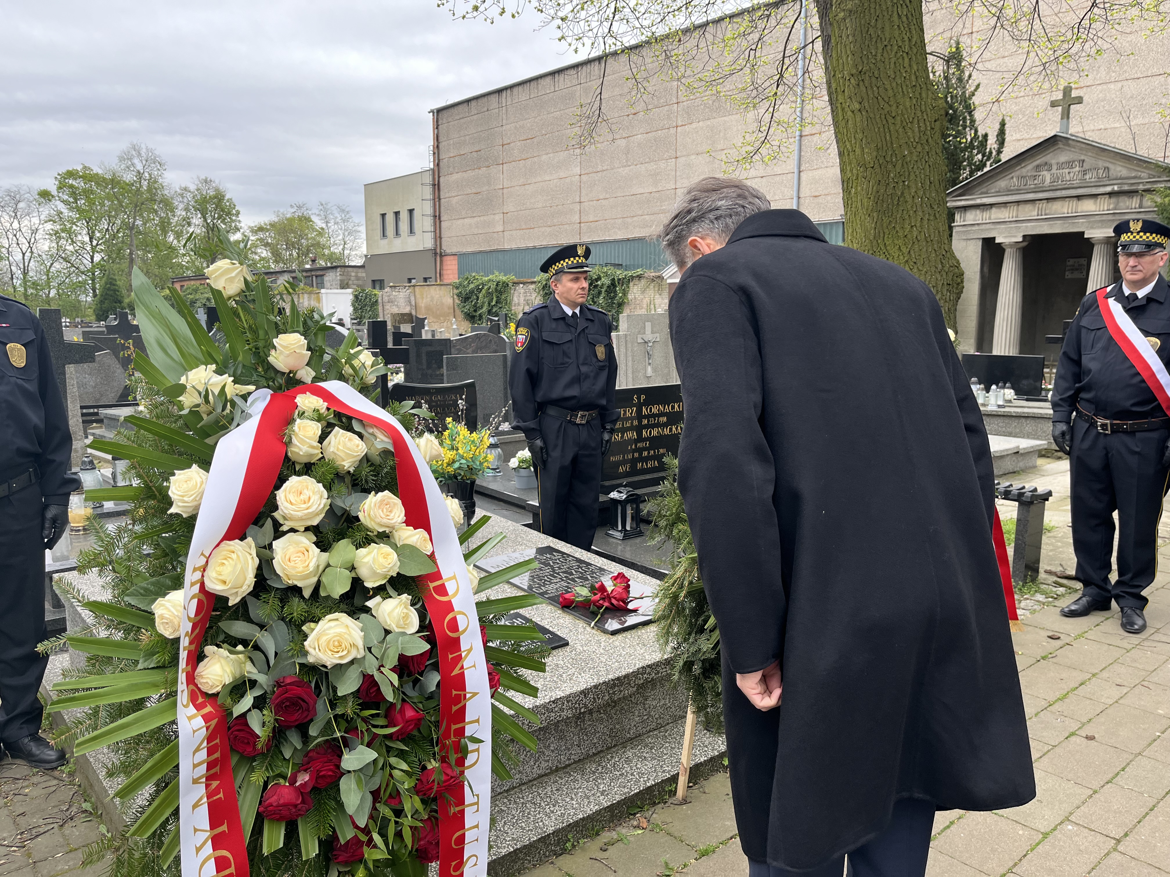 Składanie kwiatów pod grobem Gabrieli Zych - Danuta Synkiewicz