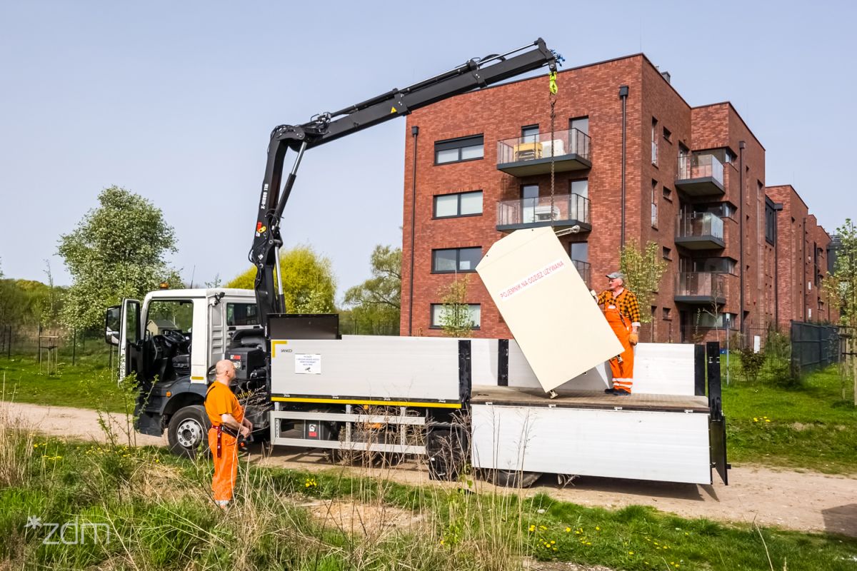 wywóz kontenerów na odzież  - ZDM