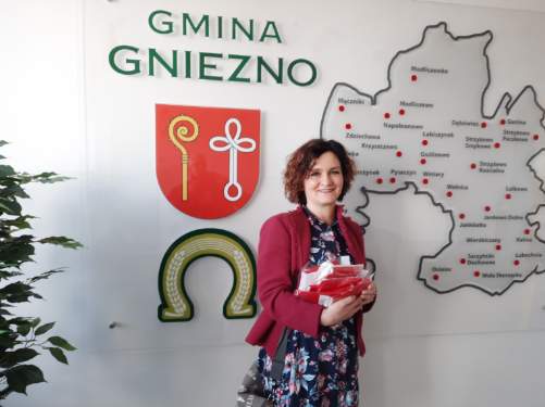 rozdają flagi gniezno - Rafał Muniak - Radio Poznań