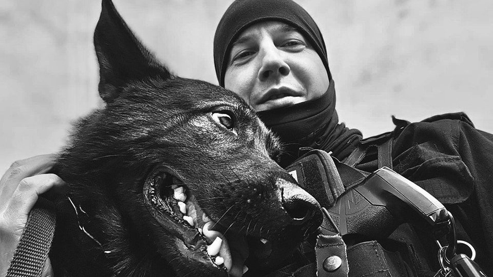 owczarek niemiecki "Rambo" ze swoim przewodnikiem - sierż. Mateuszem Pytelem - KPP Gniezno