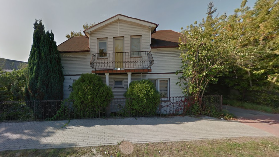 biały domek z ogrodem przy ulicy Kleczewskiej w Koninie - Google Street View