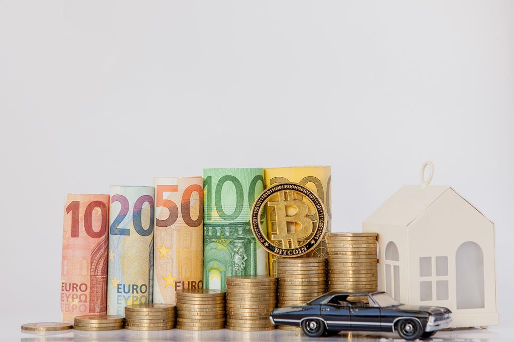 black-model-car-house-ten-twenty-fifty-one-hundred-two-hundred-coins-euro-rolled-bills-banknotes-white-background-histogram-from-euro-concept-currency-growth-savings (Copy) - Artykuł sponsorowany