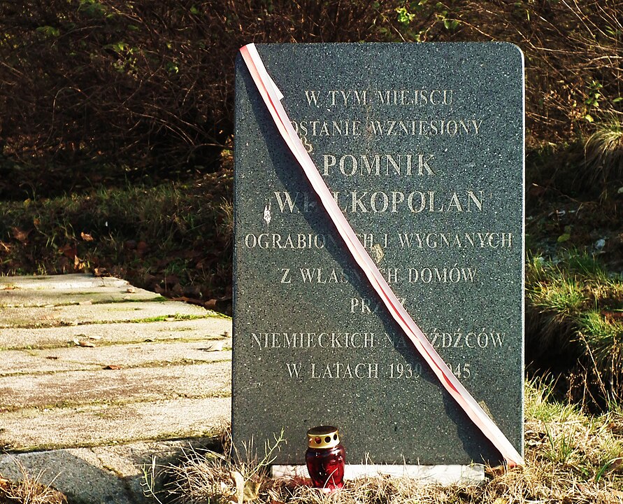 pomnik wypędzonych wielkopolan - MOs810/Wikipedia - CC BY-SA 4.0