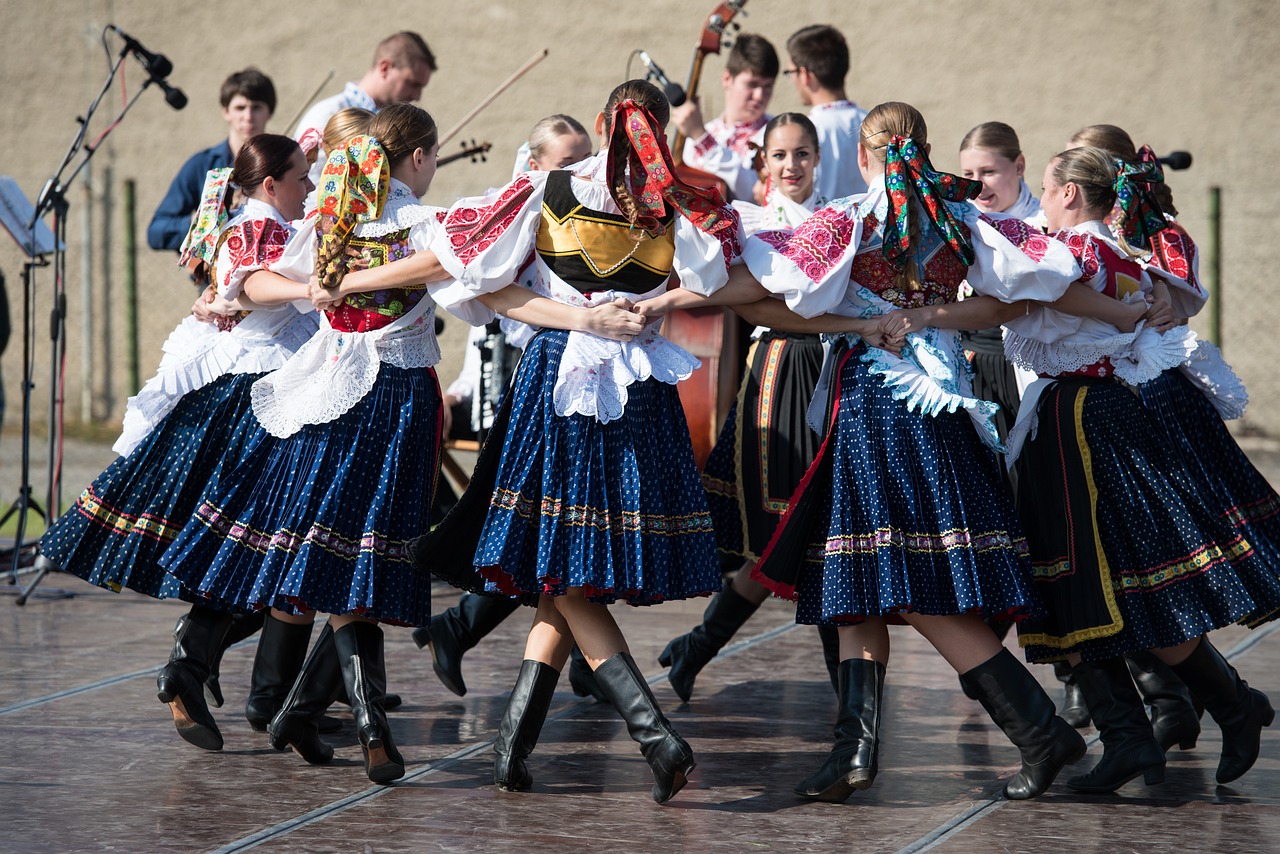 Folklor - występ - jhraskon - Pixabay
