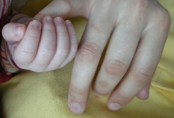 niemowlę rączka - TomFoto