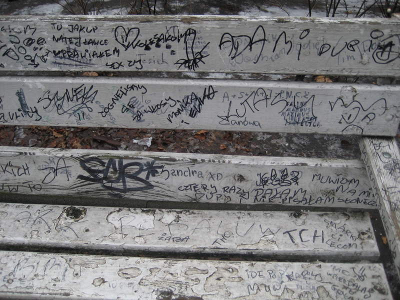 Zniszczona ławka - Jacek Butlewski